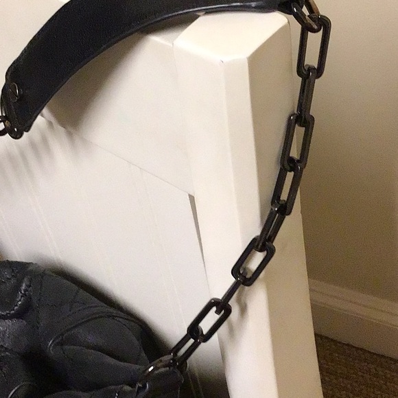 Tory Burch quilted leather purse with gun metal chain strap. - Picture 5 of 12